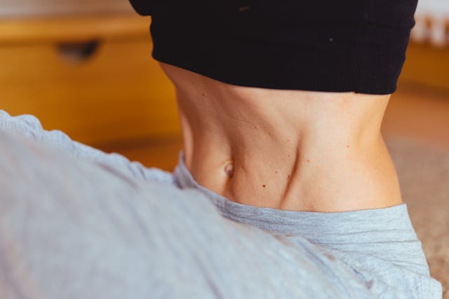 丹田（おへその下）を意識する